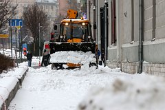 Read more about the article Городские службы начали убирать снег в Москве в круглосуточном режиме